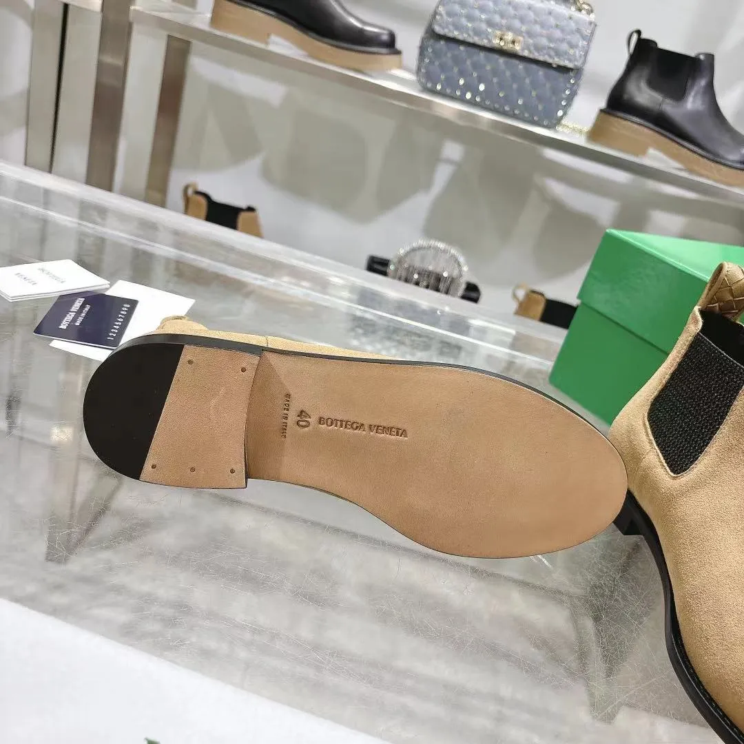 [BV] Top P: 840💰Size for couples: Female 35-39 Male 39--44 (Female 40. Male 38.45.46.47 customization is not returnable) [Note‼ ️] Add 💰 to size 46, add 20💰 to size 47, Bottega Veneta 2025 autumn and winter counter synchronized style Bottega Veneta small round toe short boots, high mercerized cow velvet, solid color cow lining! Leather outsole! A one-to-one replica of the original! Fine workmanship! quality assurance!